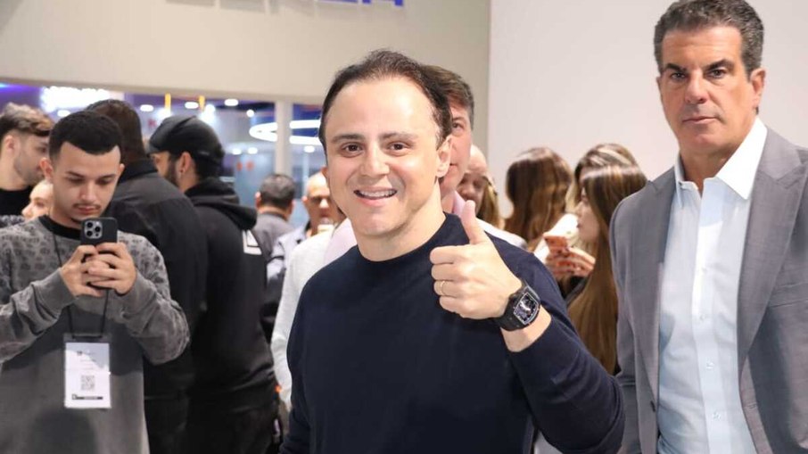 Felipe Massa no estande da Denza no Salão do Automóvel