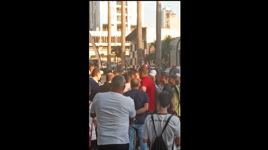 Torcedores do Corinthians invadem o CT