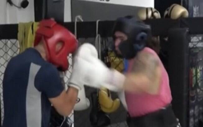 Whindersson mostra 'mão pesada' em treino para luta contra Popó