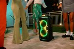 Com luzes e som de festa, JBL PartyBox despenca de preço