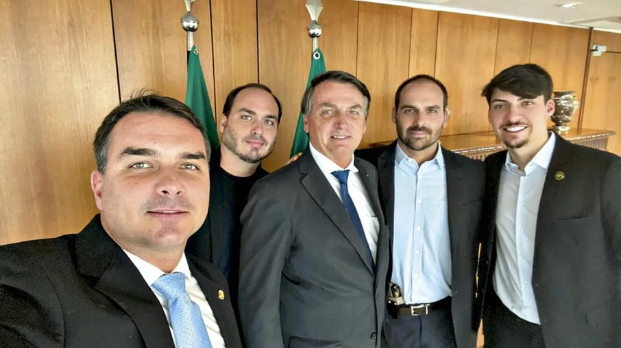 O ex-presidente Bolsonaro com os filhos Flávio, Carlos, Eduardo e Jair Renan