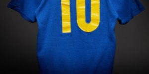 Camisa de Pelé na final da Copa de 58 é leiloada; veja valor