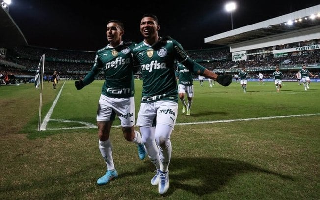 Com gols de Dudu e Rony, Palmeiras vence Coritiba, quebra tabu e assegura liderança do Brasileiro