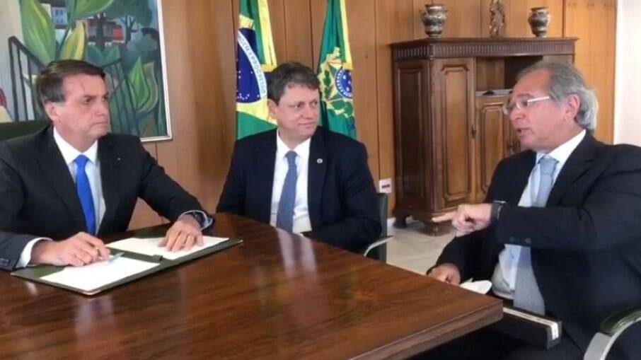 Bolsonaro, Tarcísio e Paulo Guedes; Ministro da Infraestrutura é um dos que devem deixar o governo para tentar se eleger como governador