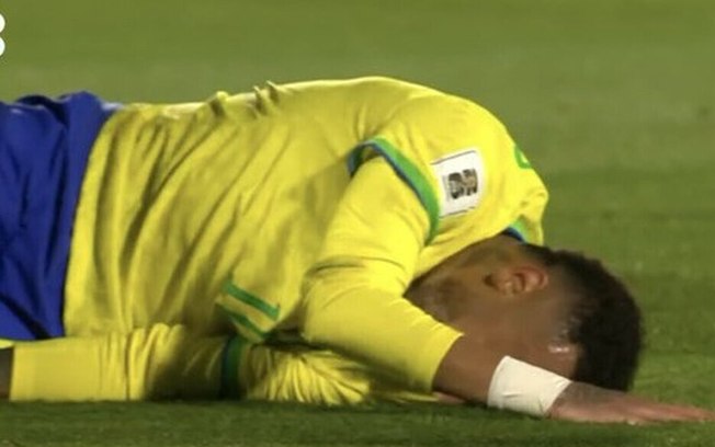 Neymar chora e se contorce depois da lesão no joelho esquerdo 