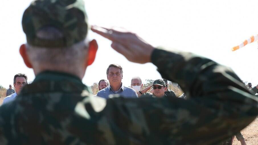  Militar do Exército presta continência ao presidente da República, Jair Bolsonaro