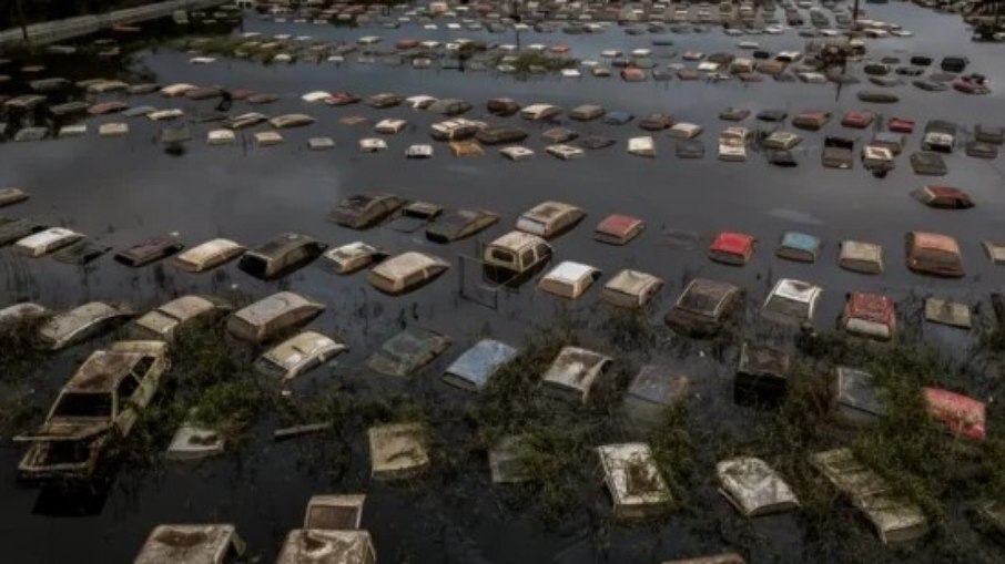 Carros de locadoras ficaram destruídos após temporais no Rio Grande do Sul