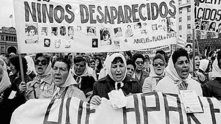 As Mães da Praça de Maio em uma das várias manifestações que tomaram a Praça de Maio, em Buenos Aires