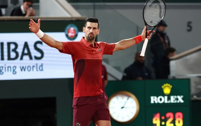 O tenista sérvio Novak Djokovic comemora a vitória sobre o italiano Lorenzo Musetti na terceira rodada de Roland Garros na quadra Philippe Chatrier, no dia 2 de junho de 2024, em Paris.