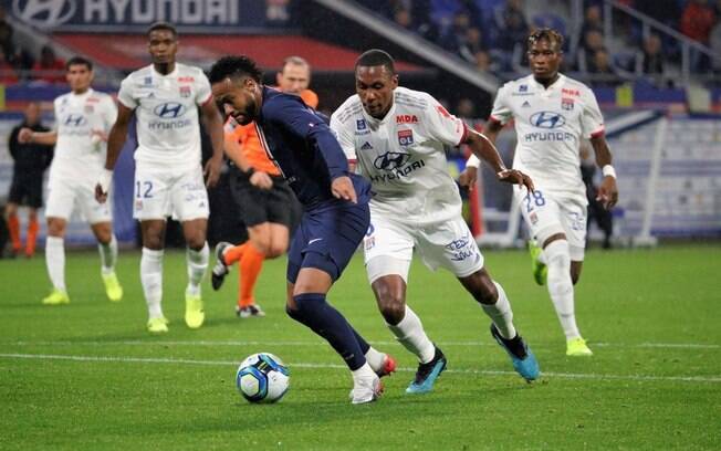 Em jogo contra o Lyon, Neymar faz gol da virada e PSG vence por 1x0, assegurando a liderança do campeonato francês