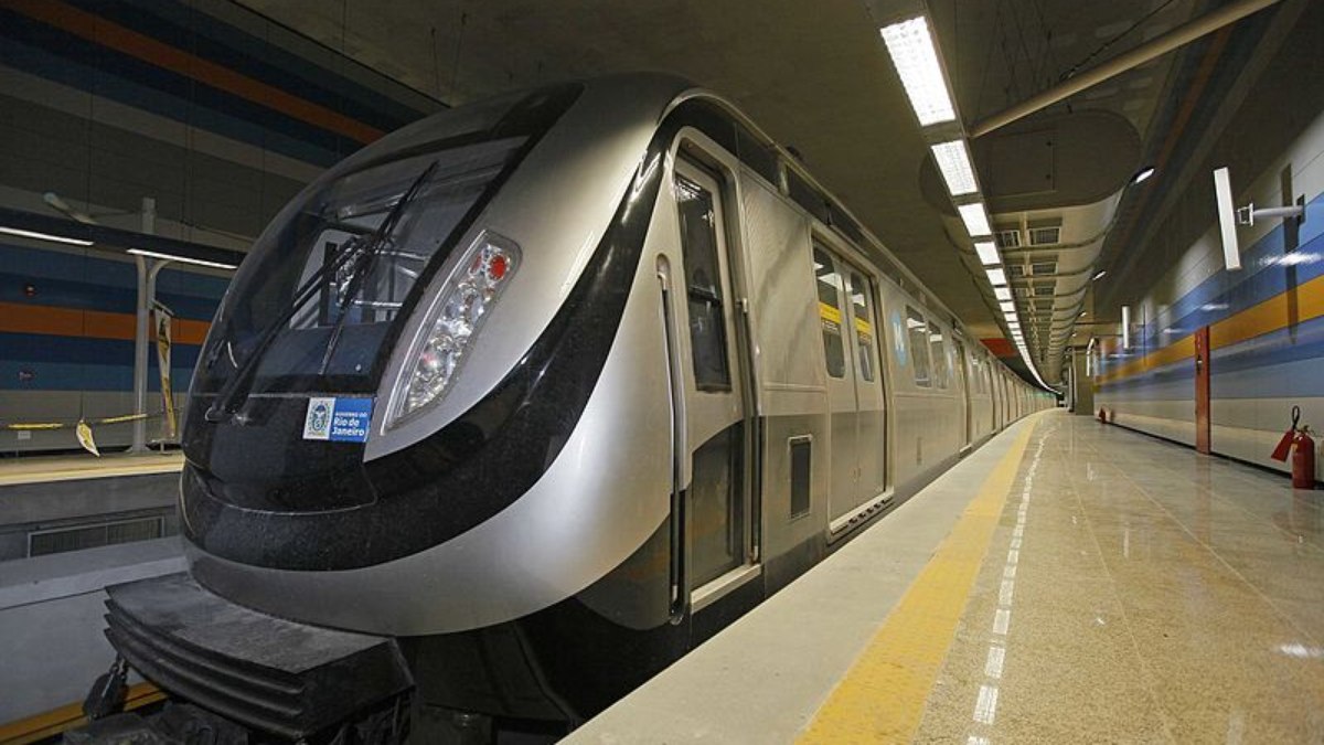 Metrô do RJ tem trem descarrilado