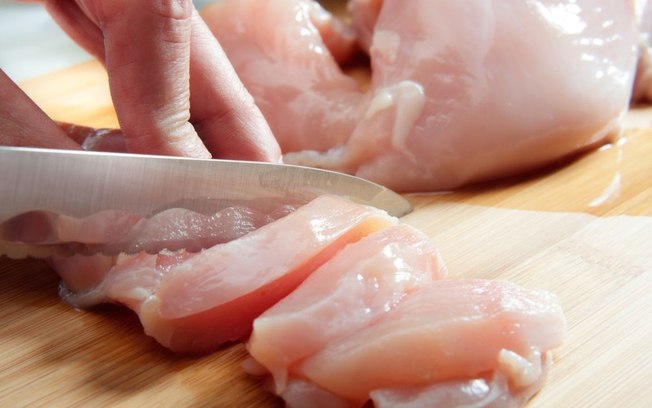 Lavar o frango faz mal? Saiba o que dizem os especialistas