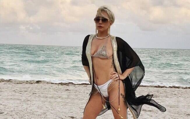 Lady Gaga faz de tudo para manter as energias ruins fora, até abraçar um cristal pelada!