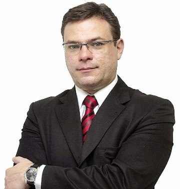 Jornalista político há 22 anos, escritor e pós-graduado em Ciência Política pela UnB. Iniciou carreira em 1994, e passou pelo Jornal do Brasil, Gazeta Mercantil, Correio do Brasil, Agência Rio, entre outros. Em Brasília, assinou o Informe JB de 2007 a 2011. Foi colunista do JB e da Gazeta. Foi repórter e apresentador dos programas "Frente a Frente" e "Tribuna Independente" na REDEVIDA de Televisão entre 2009 e 2014. Foi comentarista da Rede Mais / Record TV de Minas, e de três rádios em Brasília e no Rio: JK FM, TUPI FM. A Coluna Esplanada é reproduzida em mais de 50 jornais de 25 capitais e interior, e tem o Portal iG como media partner nacional.