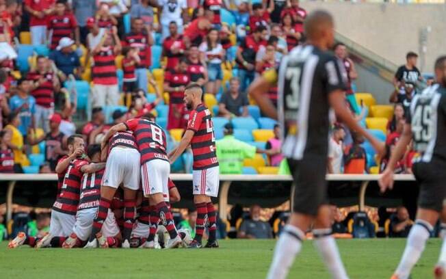 Jogadores do Flamengo comemoram gol sobre Atlético-MG; vitória faz diminuir vantagem para Inter, que empatou com Corinthians, e São Paulo