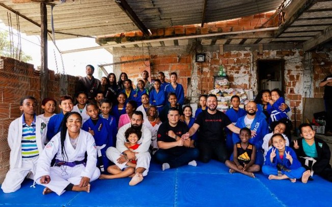 Empresário se une a faixa-preta de Renzo Gracie e faz doações a crianças carentes de projeto social de Jiu-Jitsu