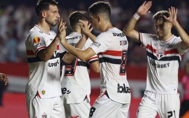 Jogadores do São Paulo tem reunião para corrigir rota no Paulistão Jogadores do São Paulo tem reunião para corrigir rota no Paulistão