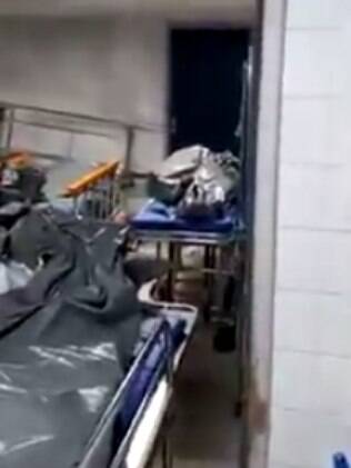 Sem espaço, corpos de vítimas do Covid-19 se espalham pelo hospital