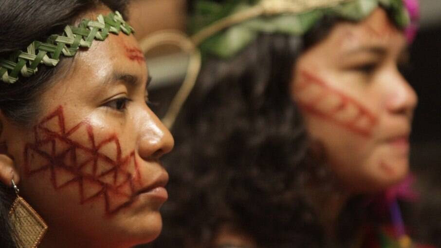 Mulheres indígenas protestam no Dia da Resistência Indígena 
