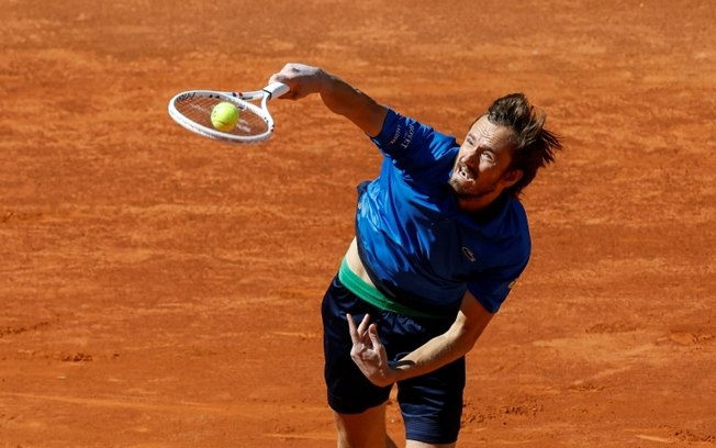 Daniil Medvedev saca durante sua vitória sobre Juan Manuel Cerúndolo na terceira rodada do Masters 1000 de Madri, em 27 de abril de 2025. Daniil Medvedev saca durante sua vitória sobre Juan Manuel Cerúndolo na terceira rodada do Masters 1000 de Madri, em 27 de abril de 2025.