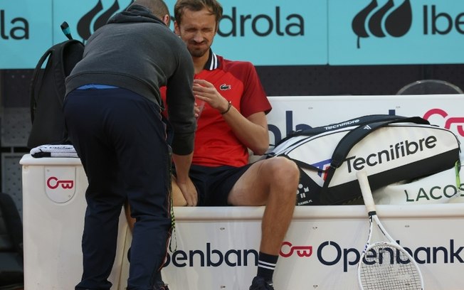 O russo Daniil Medvedev recebe atendimento durante sua partida contra o tcheco Jiri Lehecka no Masters 1000 de Madri, em 2 de maio de 2024.