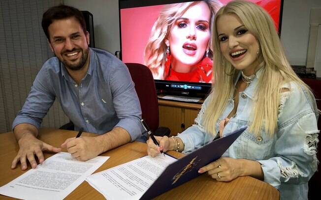 Miguel Cariello e Francinne durante a assinatura do contrato