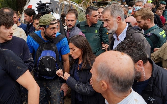 (3 nov) Felipe VI e Letizia, durante visita a Paiporta, perto de Valência