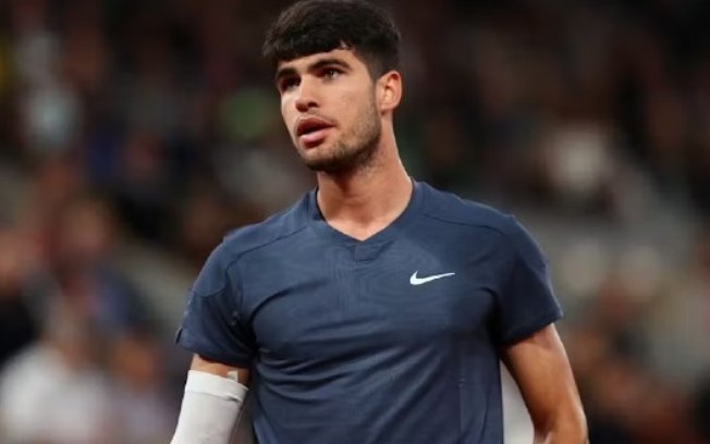 Alcaraz erra demais, mas vai à 3ª rodada em Roland Garros