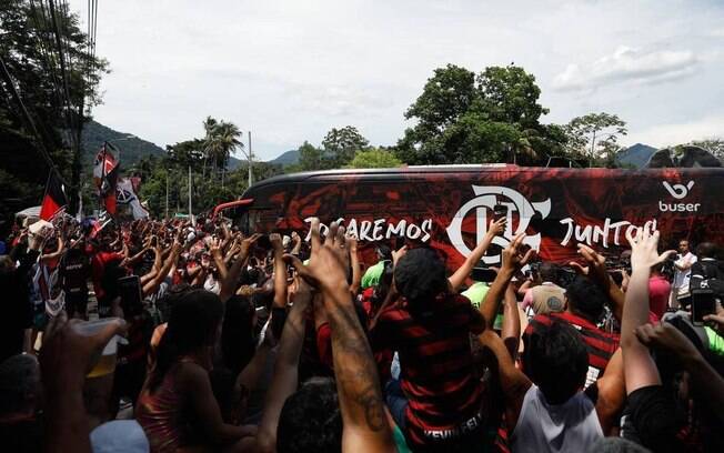 Torcida do Flamengo acompanhou ônibus até o aeroporto