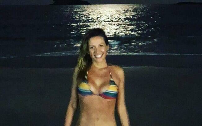 Luisa Mell posa de biquíni na praia após anunciar separação