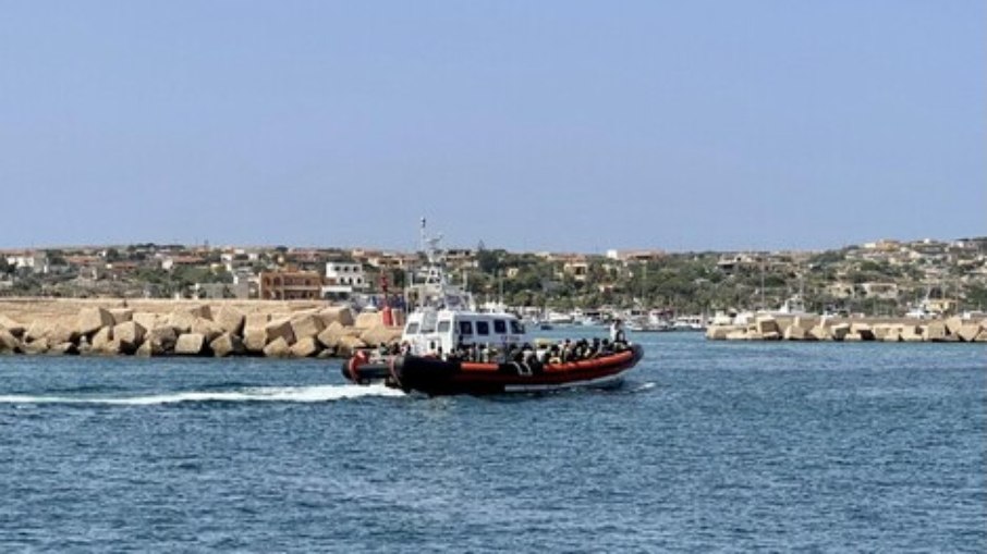 Dois migrantes morreram e foram jogados no mar na travessia entre Tunísia e Itália