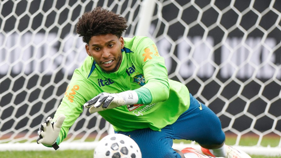 Hugo Souza em treino da seleção brasileira Hugo Souza em treino da seleção brasileira