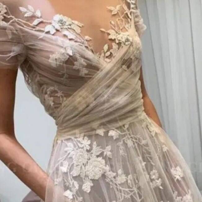 Vestido de noiva chama atenção por conta da transparência 