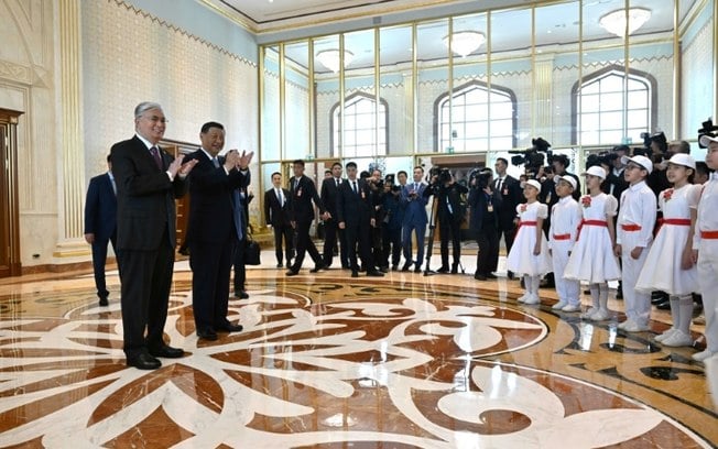 Nesta foto divulgada pelo serviço de imprensa presidencial do Cazaquistão em 2 de julho de 2024, o presidente cazaque, Kassym-Jomart Tokayev, e o presidente chinês, Xi Jinping, participam de uma cerimônia de boas-vindas no aeroporto de Astana
