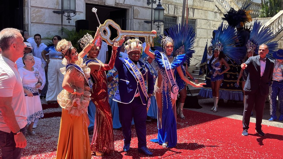 O Rei Momo Danilo Vieira posa ao lado das princesas com a chave simbólica que representa o início oficial da folia na cidade.