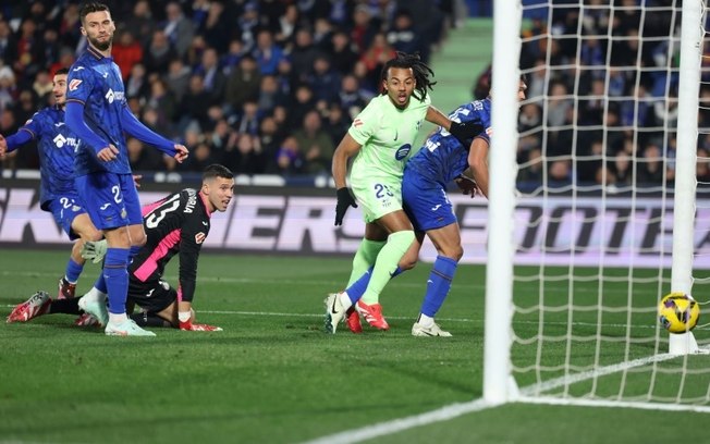 Jules Koundé (C) marcou o gol do Barcelona no empate em 1 a 1 com o Getafe neste sábado, pelo Campeonato Espanhol Jules Koundé (C) marcou o gol do Barcelona no empate em 1 a 1 com o Getafe neste sábado, pelo Campeonato Espanhol
