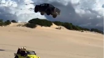 Motorista%20desafia%20gravidade%20e%20faz%20manobra%20de%20risco%20em%20praia%20do%20CE