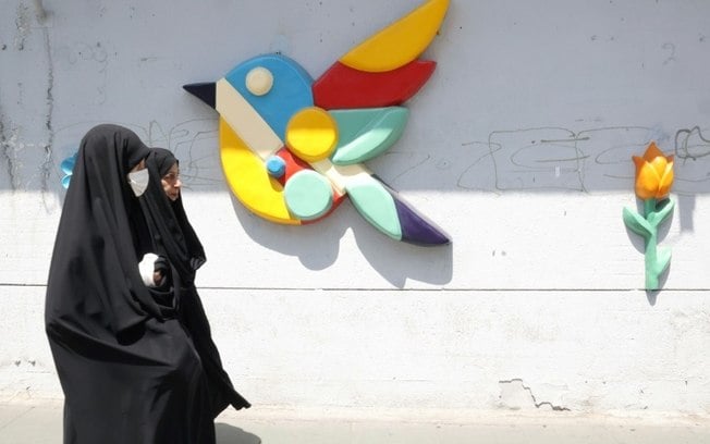 Mulheres caminham por uma rua na capital do Irã, Teerã, em 19 de abril de 2024