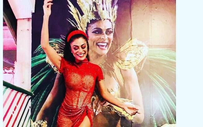 Juliana Paes apostou em look trabalhado na transparência para ensaio da Grande Rio para o carnaval de 2019