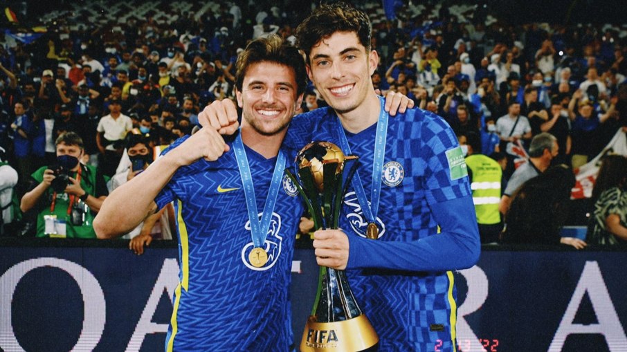 Kai Havertz (direita) segurando o troféu do Mundial de Clubes, vencido sobre o Palmeiras