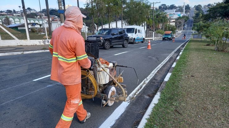 Sinalização de solo é revitalizada em avenida de Valinhos