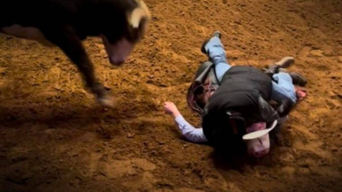 Pai se joga na frente do filho para salvá-lo de touro em rodeio nos EUA