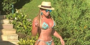 De biquíni, Christina Rocha exibe corpo escultural aos 68 anos