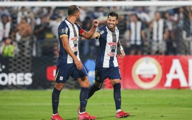 Ceppelini (à direita) recebe o cumprimento de Barcos após fazer o gol da vitória do Alianza sobre o Boca Ceppelini (à direita) recebe o cumprimento de Barcos após fazer o gol da vitória do Alianza sobre o Boca