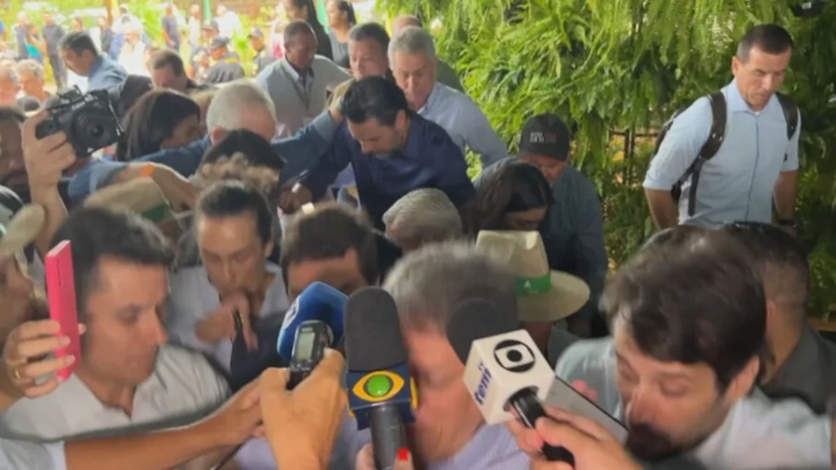 Palco em que estava o governador Tarcísio desaba durante entrevista