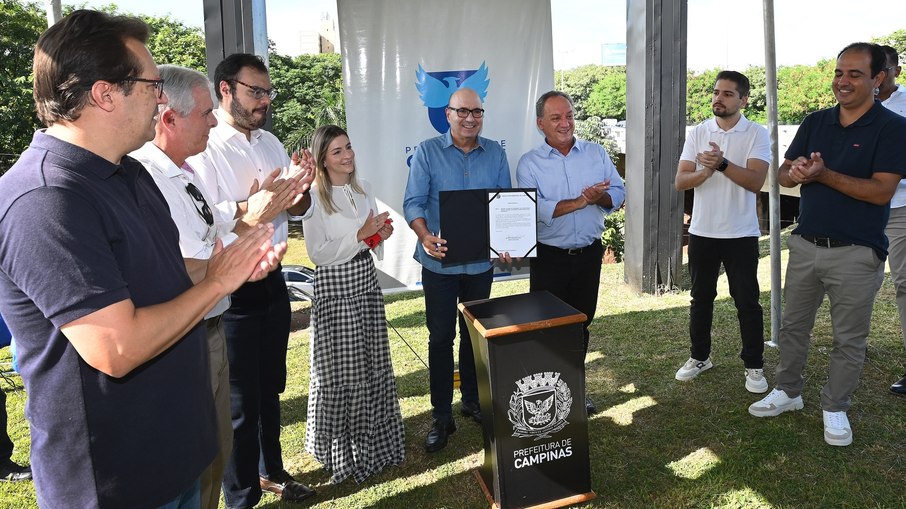 Dário Saadi e autoridades em anuncio da obra na avenida