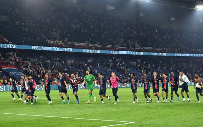 Jogadores do PSG comemoram a vitória sobre o Montpellier por 6 a 0 nesta sexta-feira, pelo Campeonato Francês