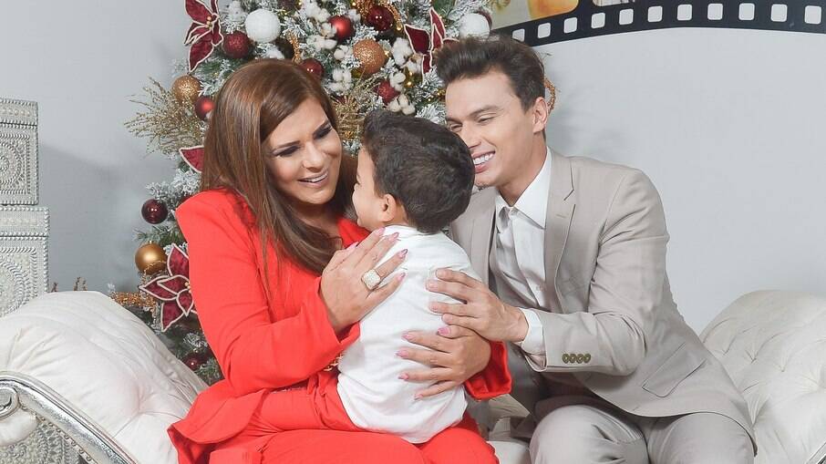 Mara Maravilha e Gabriel Torres com o filho, Benjamim, no colo