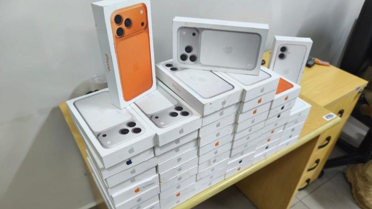 PRF apreende R$ 480 mil em iPhones na BR-153