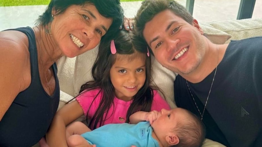 Arthur Aguiar publica foto ao lado de Sophia e do filho caçula: ‘Amo muito’